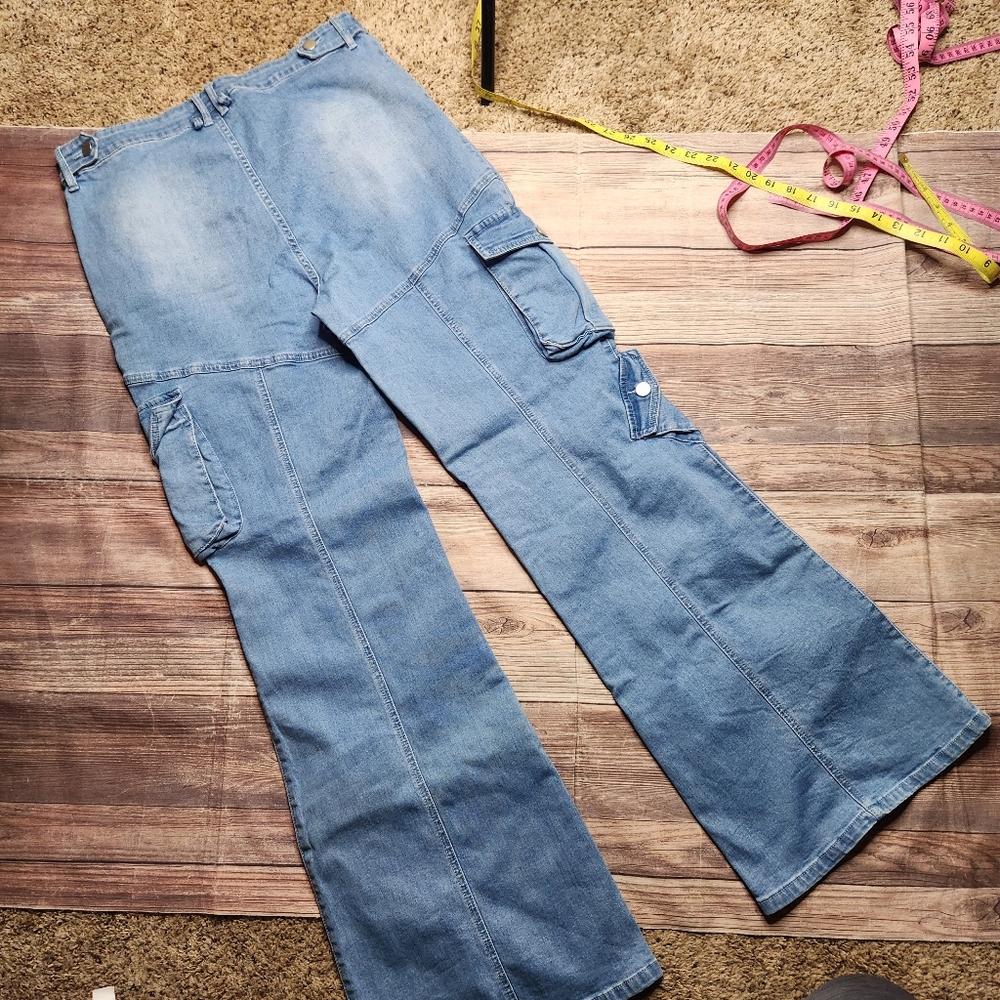 Fashion Nova In Step Flare Stretch Pocket Cargo Jeans - Picture 8 of 9